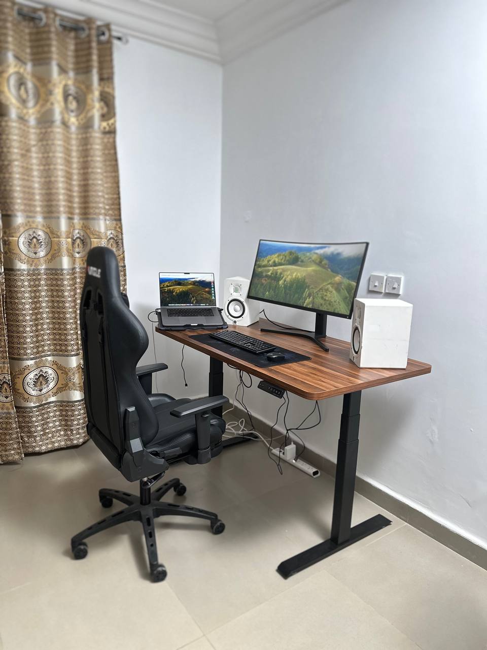 Nef Oriens Smart Desk